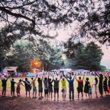 2年に１度、琵琶湖の湖畔に水と木の祭りという希望の村が出現する。