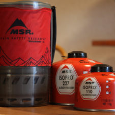 ついに憧れの“赤缶”が発売に！ MSRのイソプロ110&227をさっそくゲット。おウチでレビュー