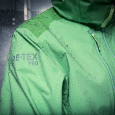 この秋、GORE-TEX PROがさらに進化。「頑丈さ」「ストレッチ性」「透湿性」に特化した3つのラインナップが新登場。