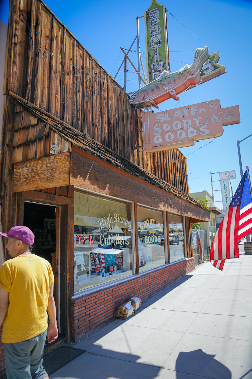 High Sierra Outfitters ハイシエラ・アウトフィッターズ Lone Pine ローン・パイン アメリカ 本土最高峰 マウント・ホイットニー Mount Whitney ホイットニー山 麓町 アウトドアショップ