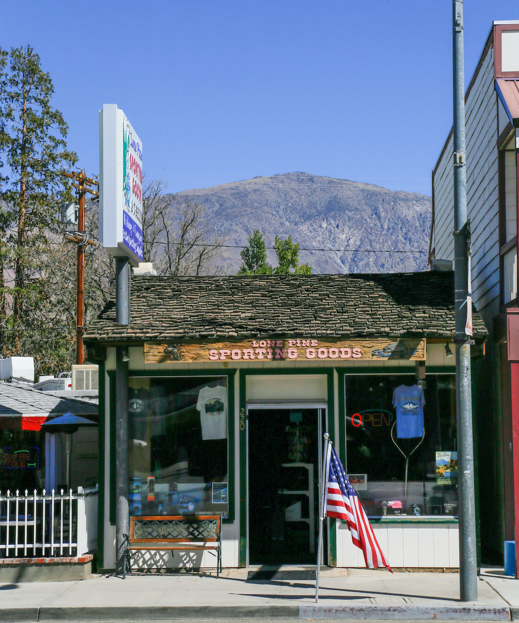 アメリカ本土最高峰 マウント ホイットニーの麓町で出会ったツウ好みなアウトドアショップ Akimama アウトドアカルチャーのニュースサイト