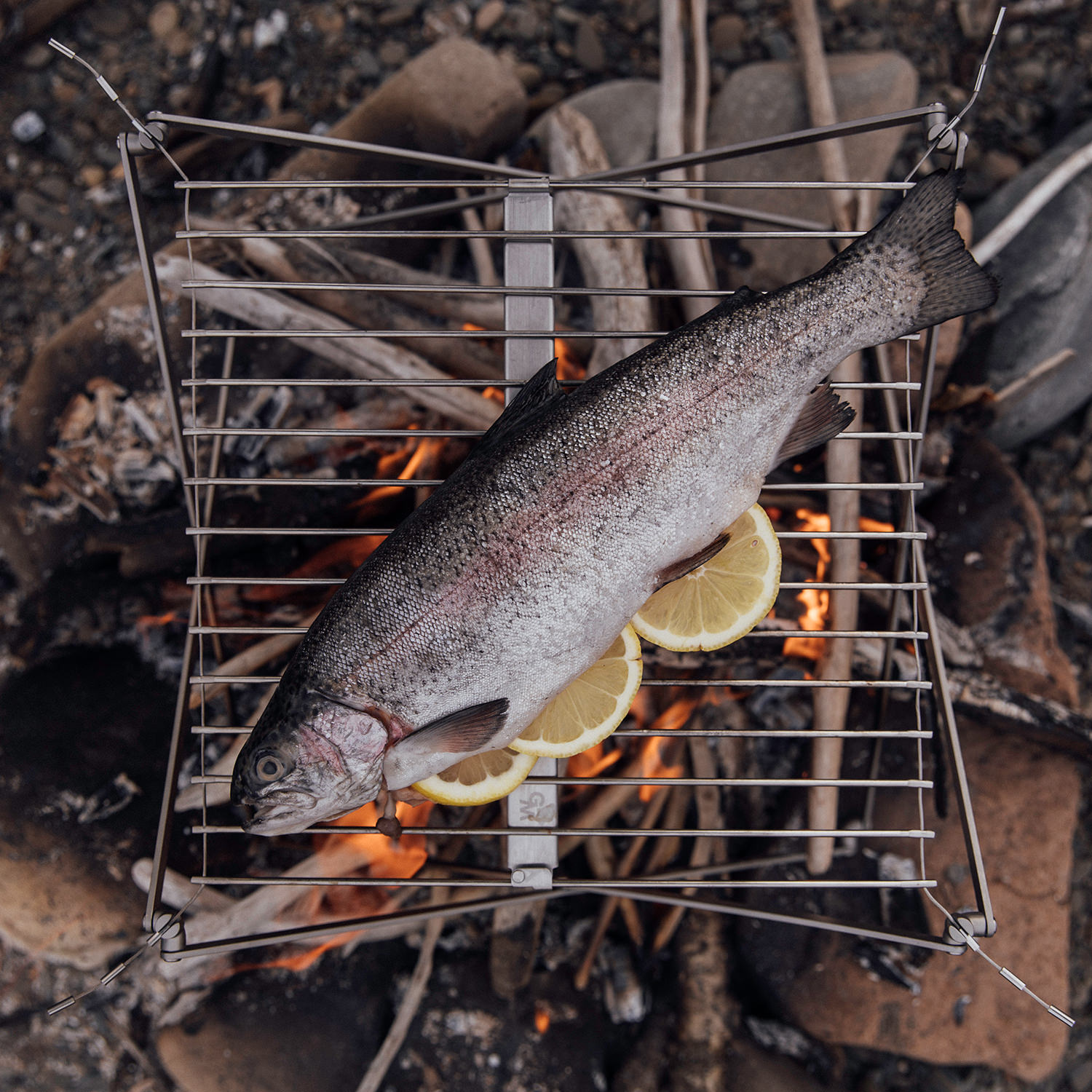 軽量でうつくしく実用的な「ウルフ&グリズリー」のグリルと焚き火台が