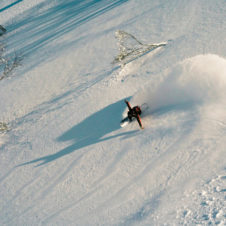 オーバーヘッド！ 深さ１m以上のパウダーに大興奮!! 日本屈指の積雪量を誇る「ロッテアライリゾートスキー場」で遊んできたぞ