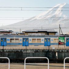 富士山麓電鉄（旧富士急行）が車両を１両を貸し切っての “写真撮影” と “地図読み” 山歩きツアーを開催！
