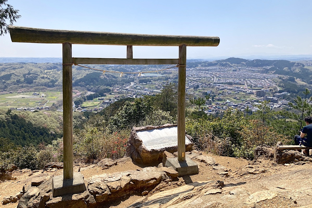 【山ヤの子育て】親子登山18座目・子どもの山道具、最初に買うならなにがいい？ 登山 モンベル 親子登山 日帰り登山 親子 レインウェア グローフィット クレッパー ジャケット パンツ 日和田山