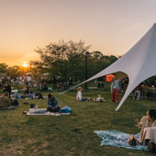 福岡市の中心部にある公園で「ゆとり」ある野外フェスが開催。出演者は当日までシークレット。
