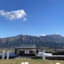 “天空のキャンプインフェス”、阿蘇ロックで雄大な山々に抱かれながら踊り、遊び、眠る楽しみ。