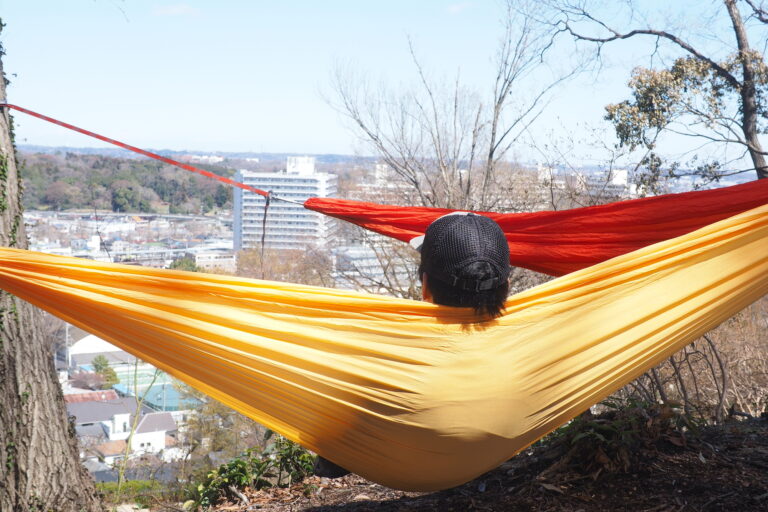高尾の山でまったりハンモック。いつでも、どこにでも持ち出せるコンパクトなカモック「ルー ダブル」
